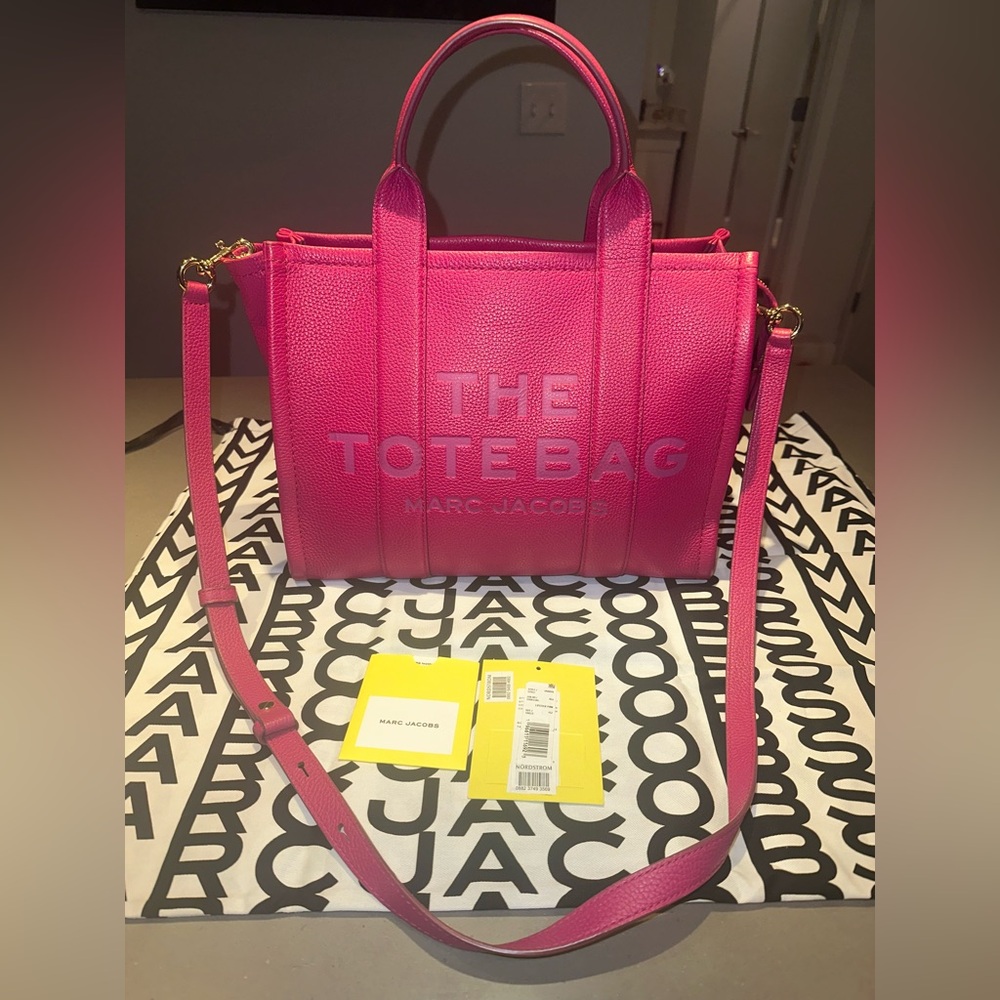 Marc Jacob’s THE LEATHER MEDIUM TOTE BAG in Lipstick Pink - Picture 15 of 16